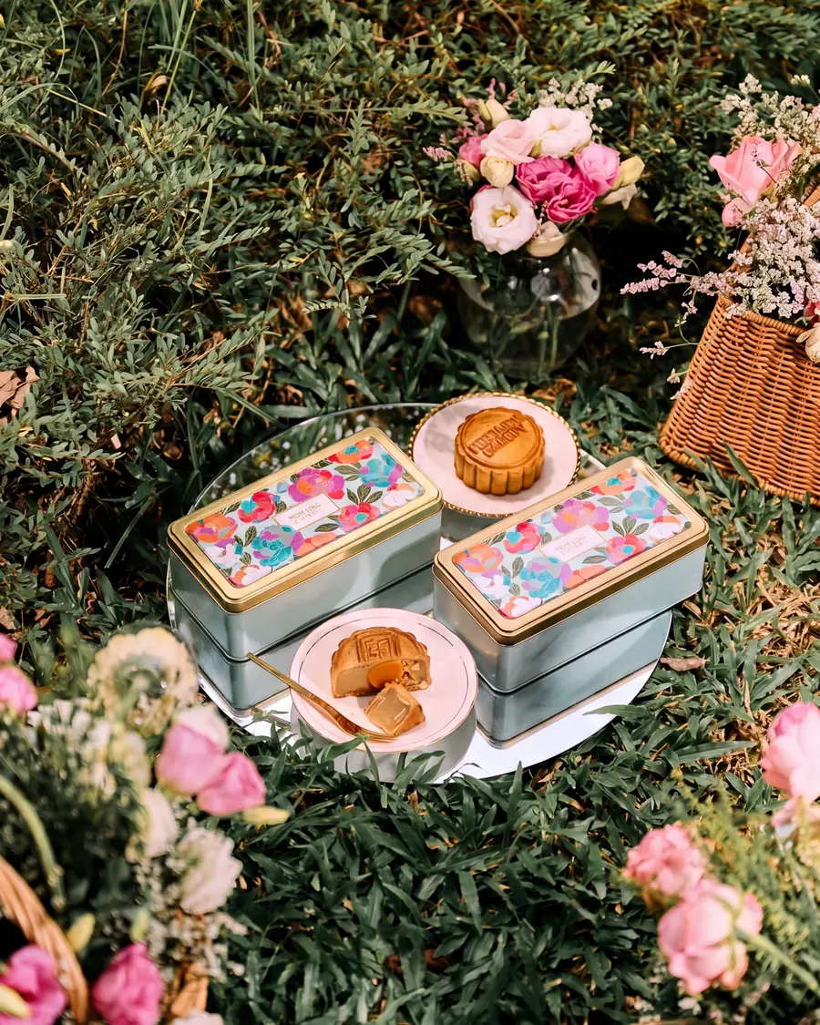 A Court of Peonies 2 piece duo sage floral mooncake tin