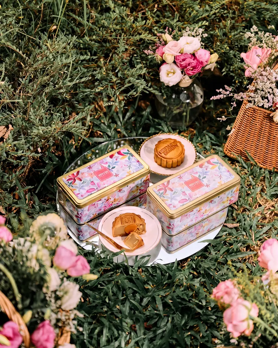 The Painted Garden 2 piece duo watercolour floral mooncake tin